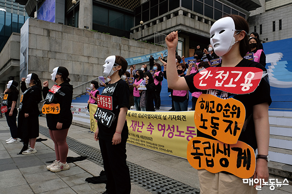 하루아침에 쫓겨난 재가요양보호사 정부지원 비껴갔다 / “월세 네 달째 못 냈다”는 노동자 “고용보험 사각지대 개선하라” 하루아침에 쫓겨난 재가요양보호사 정부지원 비껴갔다 / “월세 네 달째 못 냈다”는 노동자 “고용보험 사각지대 개선하라”