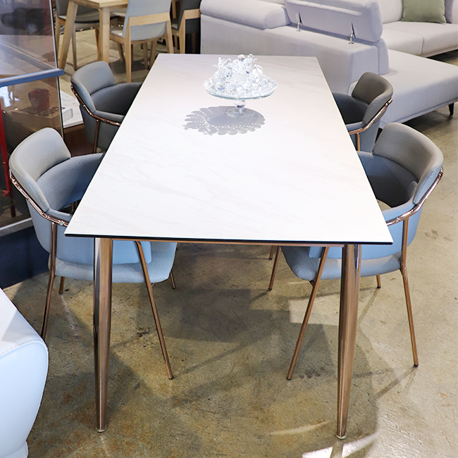 로즈골드 다리로 더욱 세련된 세라믹식탁