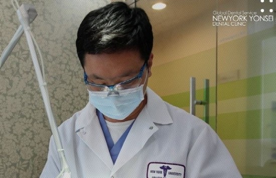  치과에서 잇몸성형 치료를 통해서 거미스마일 문제를 해결 할 수 있습니다.