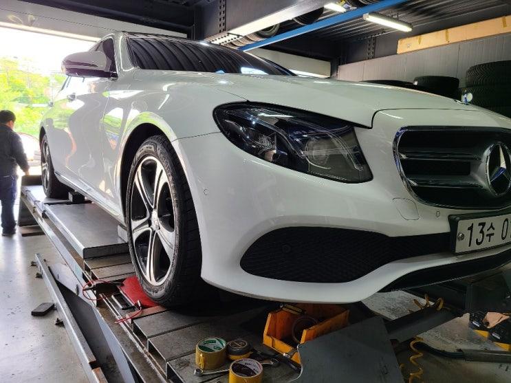  벤츠 E300 차량 28인치 타이어 추천 피렐리 P7 런플랫 타이어 교체 작업 245/45R18 MOE