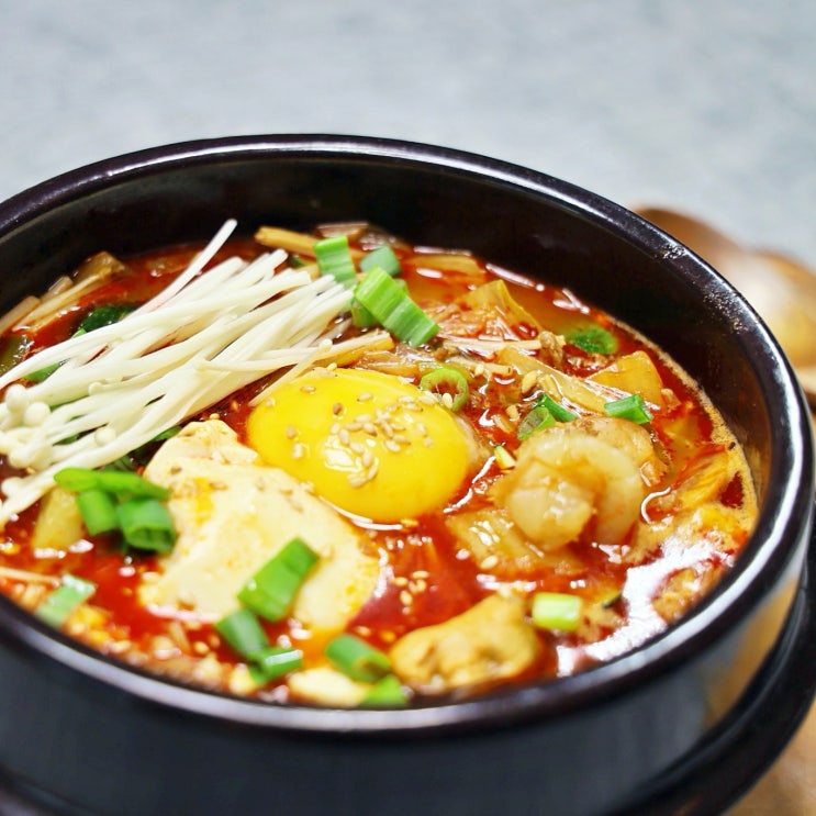  감칠맛 더해 칼칼하게 만들어 볼까요?