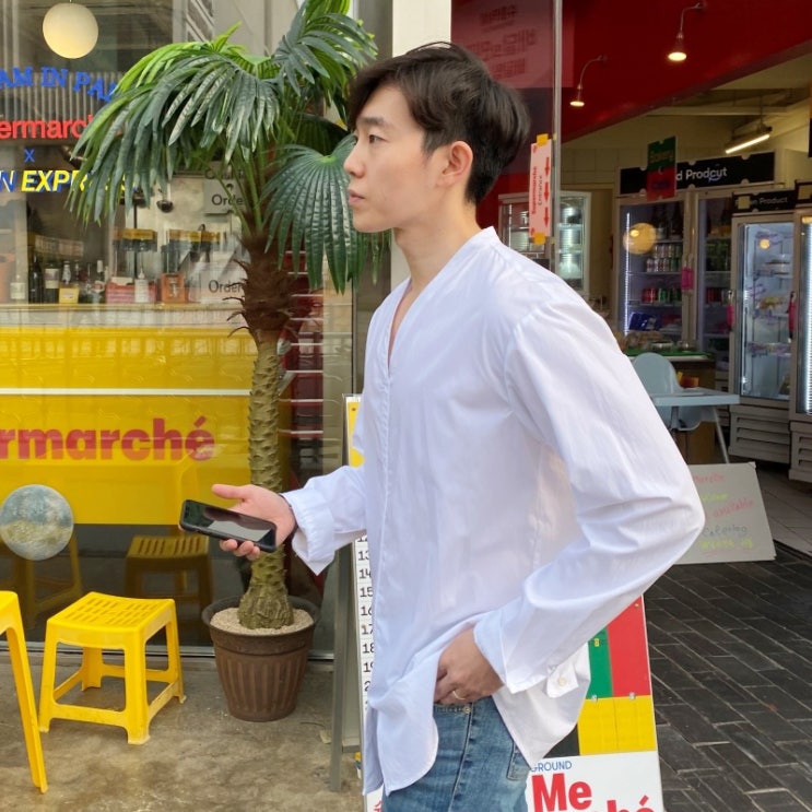  남자 여름 브이넥 화이트 셔츠 코디