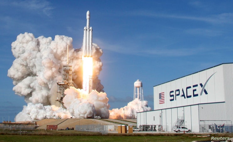 두 시간 뒤, SpaceX에서 두 명의 NASA 우주인을 태운 로켓을 내보낸다. | 크루 드래곤(Crew Dragon)