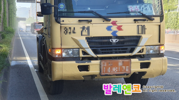 경부고속도로에서 콘크리트 뿌리는 래미콘트럭 잡았습니다.