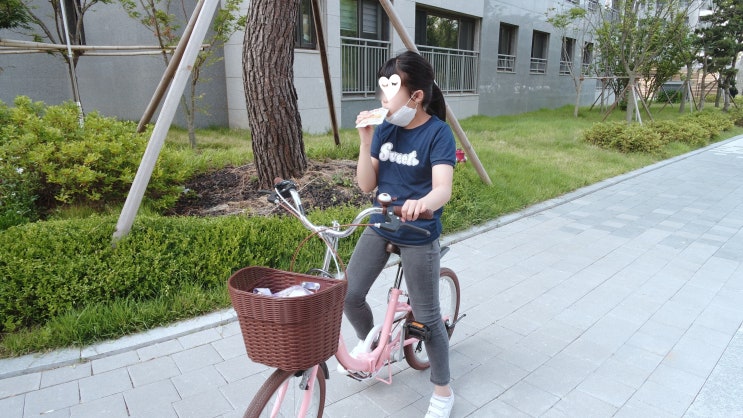  환절기목관리로 유환가 어린이도라지배즙 따뜻하게 먹이고 있어요.