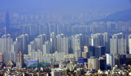 서울아파트사는 사람비율얼마나되나-1975년 7.9% 불과..2018년 아파트 비율 45.6% 1980년대 강남 개발 본격화 하면서 아파트 급증