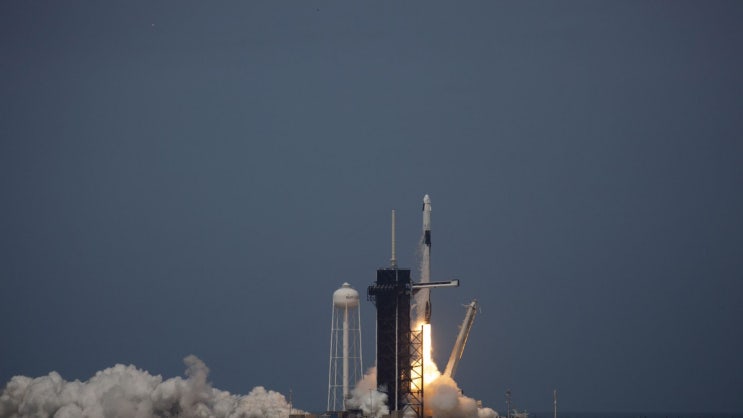 나사(NASA)와 스페이스X(SpaceX)가 쏘아 올린 유인 우주선(크루 드래건)과 최신 기술들