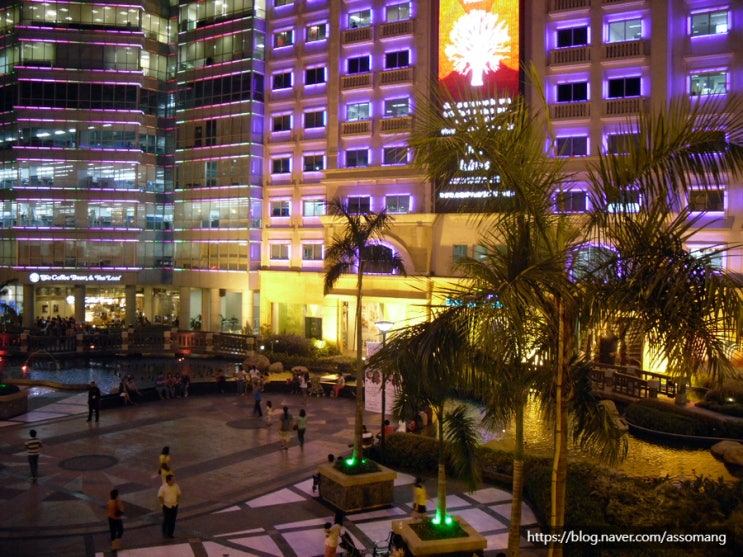 필리핀의 도시 화려한 건물 조명, 코로나 언제 종식되나?