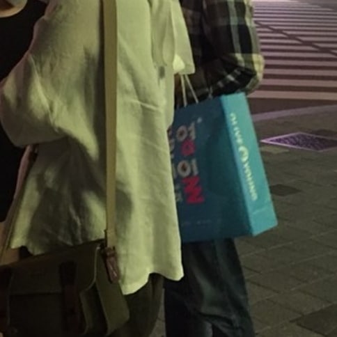  모먼트 뒷리본 셔츠 입고..