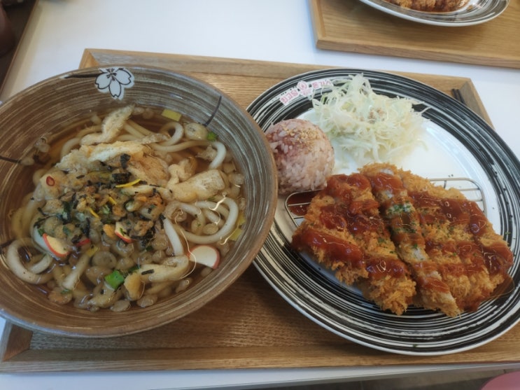  점심 돈까스 먹음.