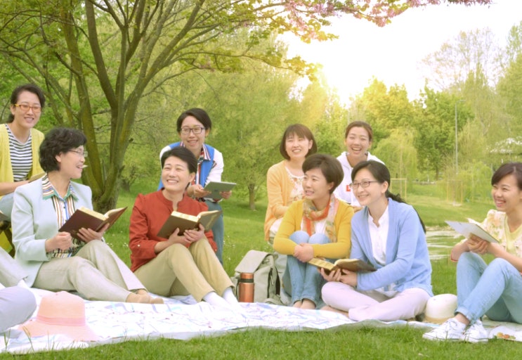  말세에 하나님은 우리에게 죄에서 벗어나 천국에 갈 수 있는 길을 가져오셨어요.