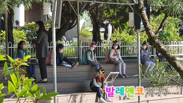  8살딸 첫등교 모습에 눈물이 났습니다.