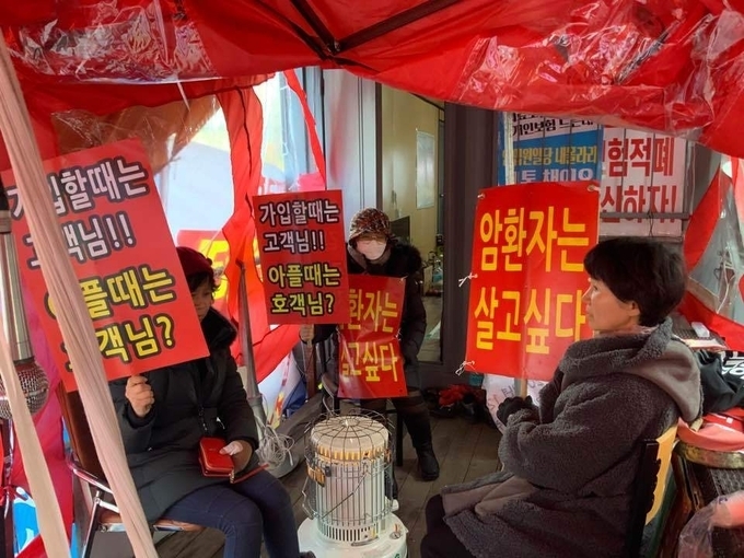 삼성생명, 암환자와 해넘어 싸운다...암보험 지급 권고 수용 ‘꼴지’ 삼성생명, 암환자와 해넘어 싸운다...암보험 지급 권고 수용 ‘꼴지’