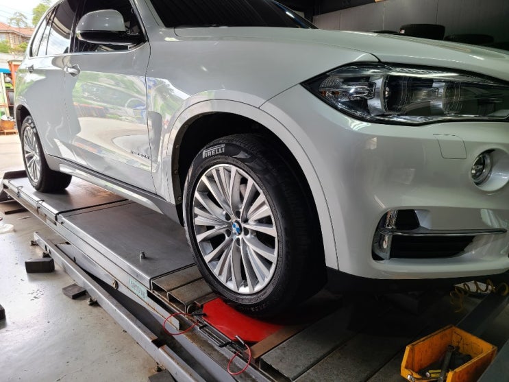 BMW X5 차량 19인치 타이어 추천 금호 크루젠 HP71 255/50R19 타이어 교체작업 휠얼라이먼트