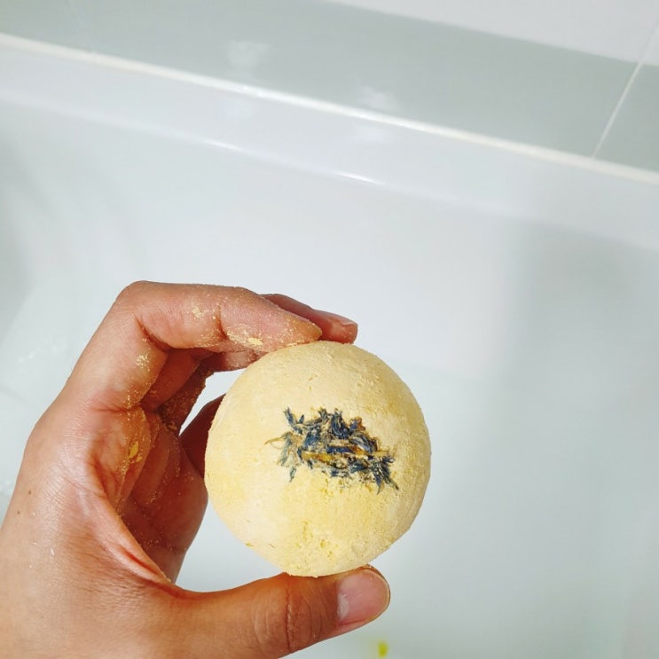  고급스파에 온것같아 ! 러쉬 치어 업 버터컵 배쓰밤 :-)