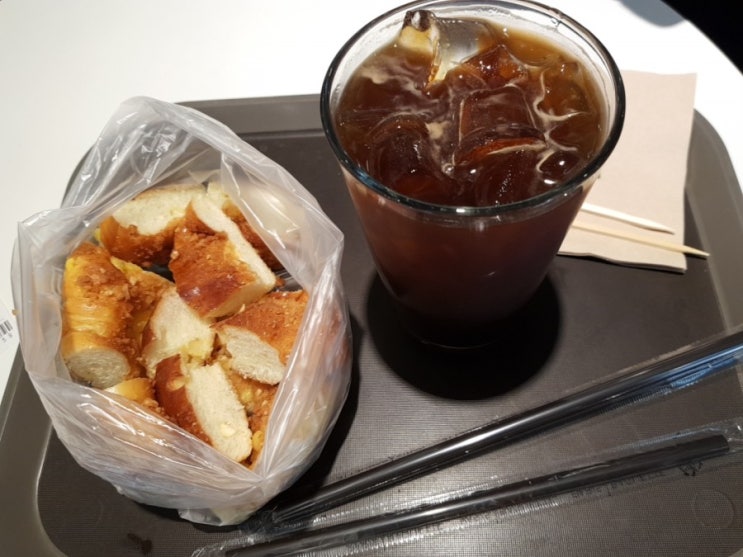  빵집에서 아침식사