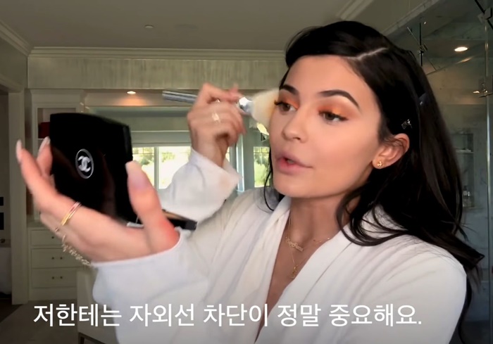 카일리 제너가 주기적으로 받는 태닝의 진실 카일리 제너가 주기적으로 받는 태닝의 진실