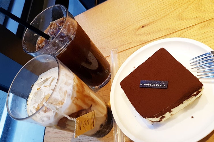  올만 1년 만에 친구만나서 투썸 카페 버블 밀크티, 티라미수 케이크, 아메리카노 친구와 셀카