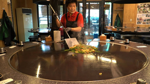 Huge! Grilled Pork belly & Kimchi on a huge iron plate / 철판산성 초대형 불판에 굽는 흑돼지 삼겹살