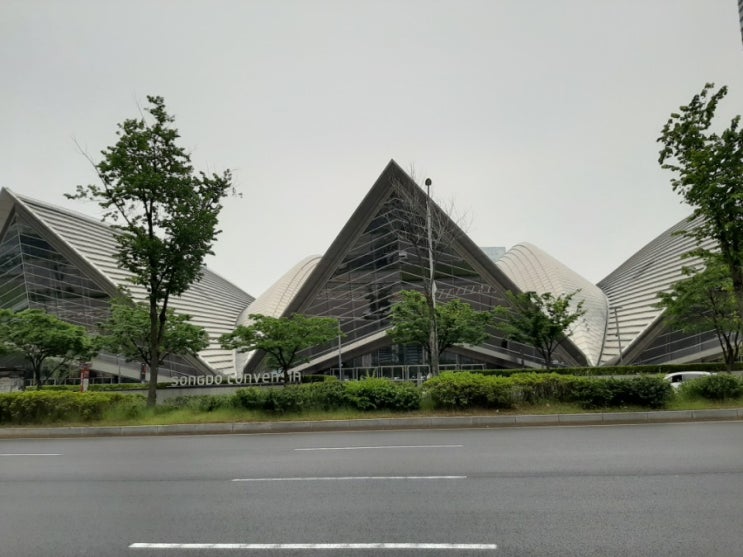  여기, 약간 이상한 사람이 있습니다?