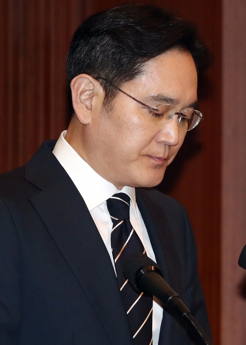 이재용 겨냥 1.6개월간 50회 압수수색·110명 소환조사하더니_삼성이 또다시 퍼펙트스톰(크고 작은 악재들이 동시다발로 일어난 초대형 위기)에 휩싸일 위기에 놓였다. 이재용 겨냥 1.6개월간 50회 압수수색·110명 소환조사하더니_삼성이 또다시 퍼펙트스톰(크고 작은 악재들이 동시다발로 일어난 초대형 위기)에 휩싸일 위기에 놓였다.