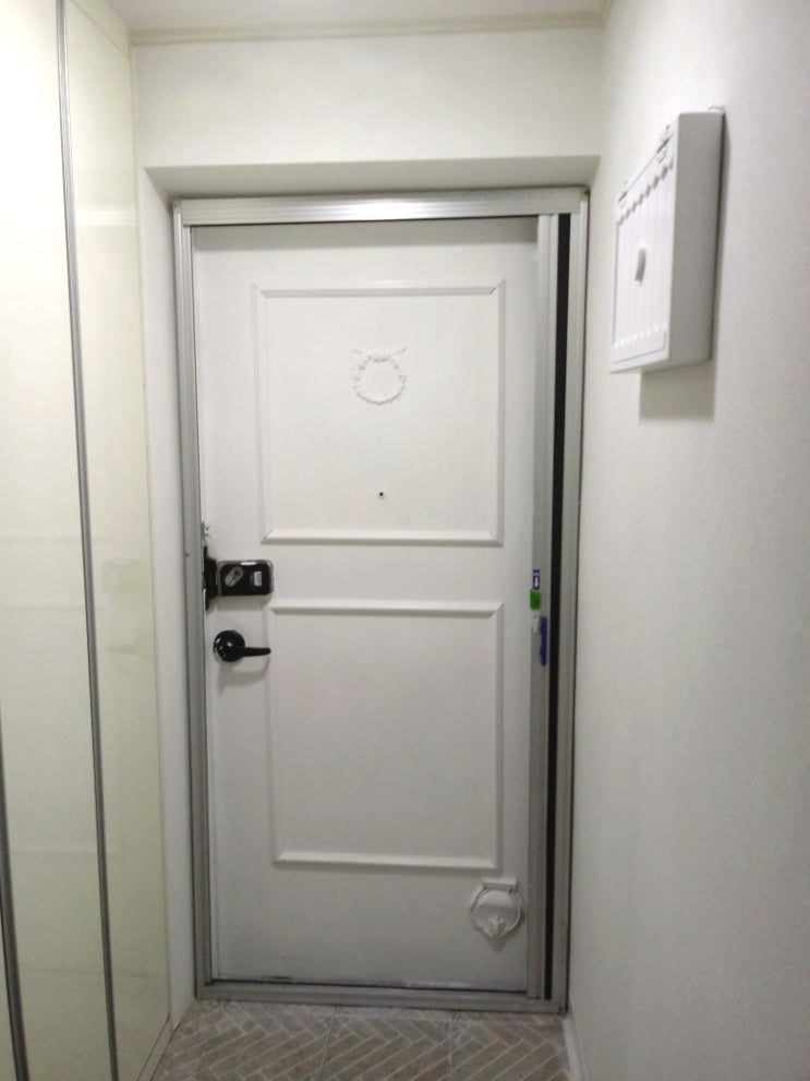  현관문 웨인스코팅 몰딩과 페인트로 셀프 리폼