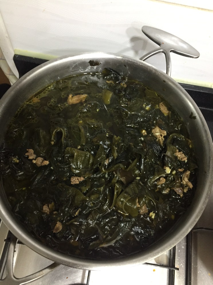  요리하는 남자 소고기 미역국 만들기