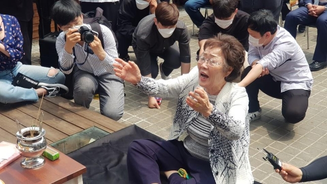 이용수 할머니 "위안부 팔아먹었다…윤미향 벌 받아야" 이용수 할머니 "위안부 팔아먹었다…윤미향 벌 받아야"