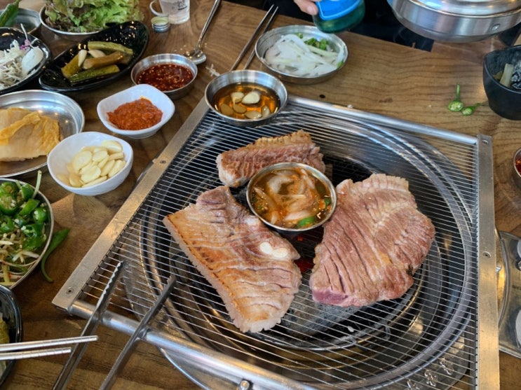  가좌마을 고기대장에서 두툼한 오겹살