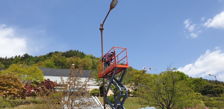  마산 회원구 국립 3.15 민주묘지내 등교체작업에 안전하고 합리적인 가격의 고소작업대를 렌탈했습니다.