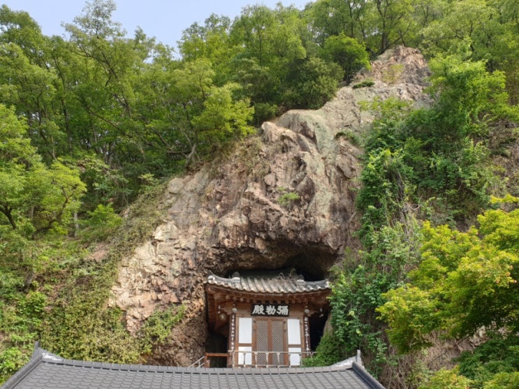 전북 완주군 사찰 ㅡ 단암사, 석굴안에 조성된 미륵전이 인상적인 사찰