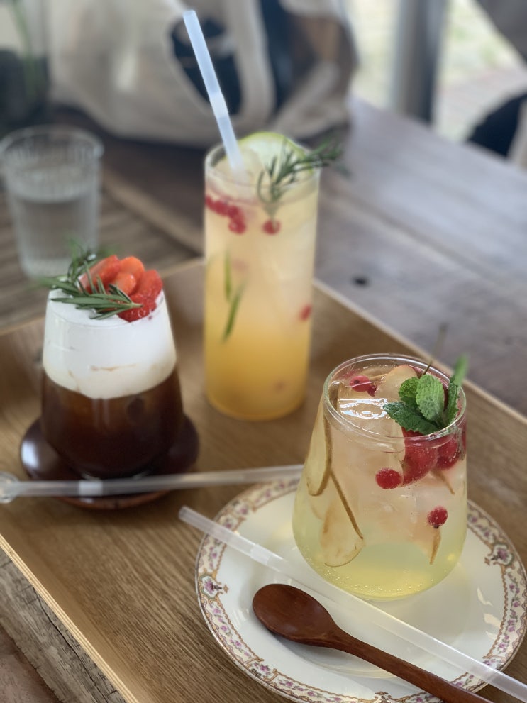  [부산] 예쁜 음료와 인테리어의 송정 카페 <비올레 아뜰리에>