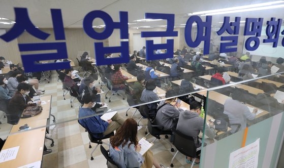 실업급여 지급액 1조원 처음 넘어서…고용보험기금 고갈 ‘경고등’ 실업급여 지급액 1조원 처음 넘어서…고용보험기금 고갈 ‘경고등’