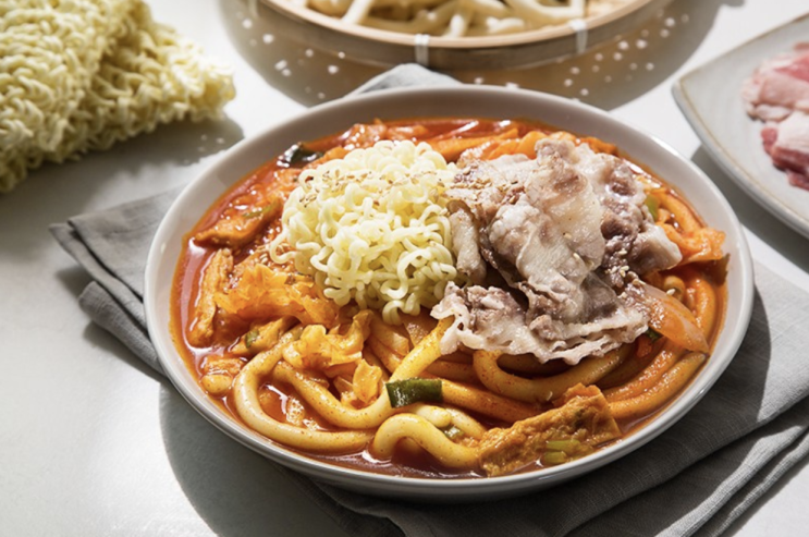 집에서 즐기는 이색떡볶이 우삼겹 떡볶이~ 집에서 즐기는 이색떡볶이 우삼겹 떡볶이~