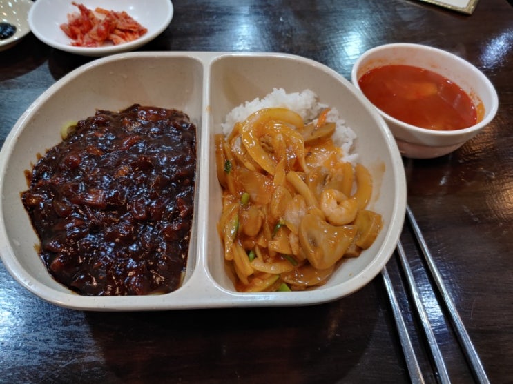  오전에 폐모니터 폐토너수거후 점심은 송이덮밥짜장정식