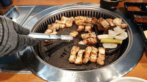 인제대 맛집 참진돼지 전문서버들이 직접 그릴링 해줘요. 인제대 맛집 참진돼지 전문서버들이 직접 그릴링 해줘요.