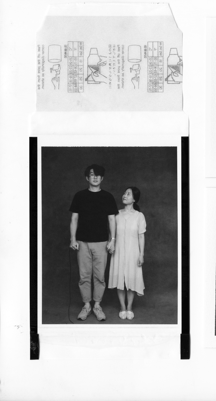  단 한 장의 필름 사진, 흑백 폴라로이드_ 다시 시작합니다.