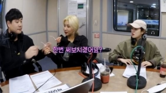 라디오 <배성재의 텐> 녹음 대기중인 게스트 자이언트 핑크랑 박보람 라디오 <배성재의 텐> 녹음 대기중인 게스트 자이언트 핑크랑 박보람