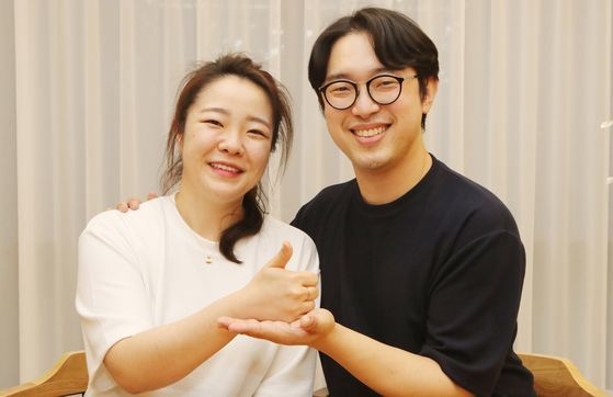 코로나 완치 커플 "얼굴 공개해도 좋다, 내 피로 치료제 개발" 코로나 완치 커플 "얼굴 공개해도 좋다, 내 피로 치료제 개발"