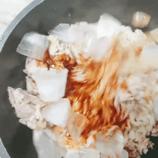  여름철 별미 레시피, 참치와 오뚜기 메밀비빔면을 김에 싸먹는다고?
