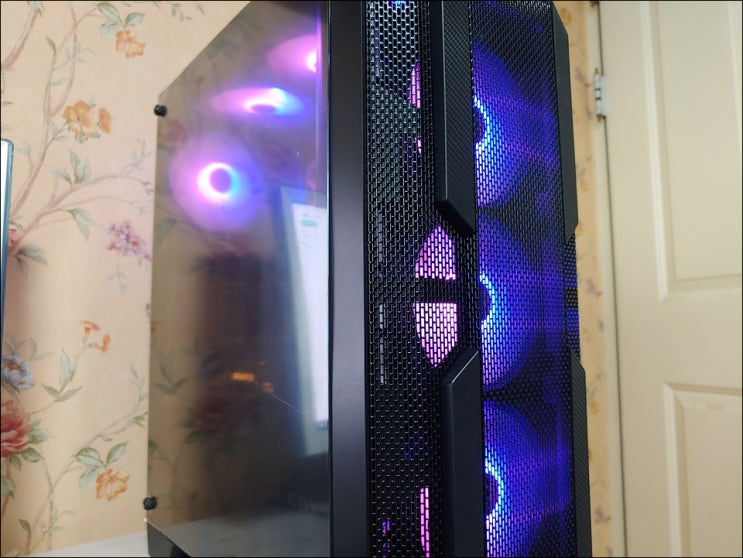  6개의 120mm LED 팬을 기본 제공 하는 가성비 케이스 COX A3 맥스 메쉬