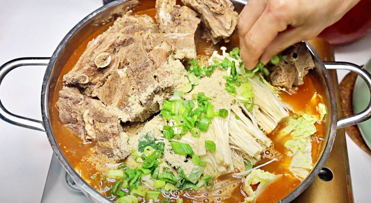  [돼지등뼈 감자탕 만드는 법]깊은 국물맛 감자탕 레시피