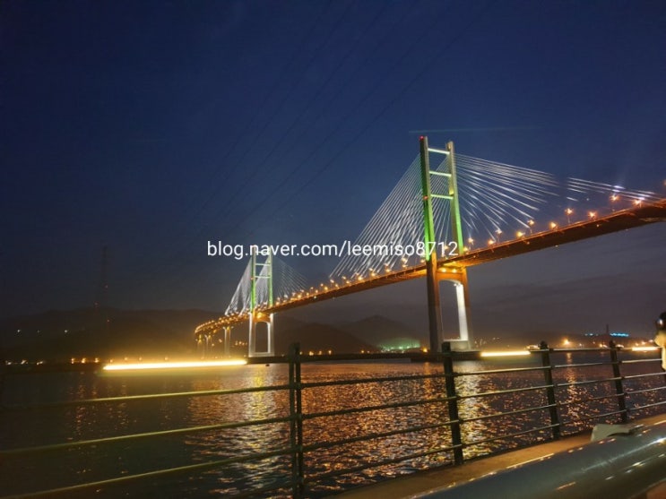  마창대교가 보이는 귀산동 바닷가