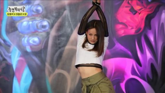 '싹쓰리'로 돌아온 이효리도 입었다···90년대 배꼽티의 귀환 '싹쓰리'로 돌아온 이효리도 입었다···90년대 배꼽티의 귀환