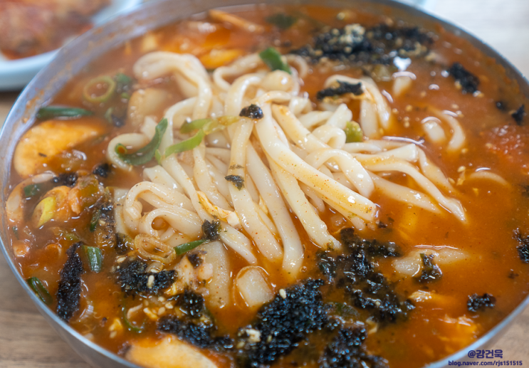 양양 낙산해수욕장 근처 장칼국수 맛집 미가손칼국수 면발이 살아있다.