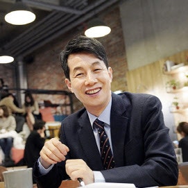 윤건영 의원은, 참으로 뻔한 소리를 마치 대단한 것인양 말한다. 국민과 대통령 헷갈리게.