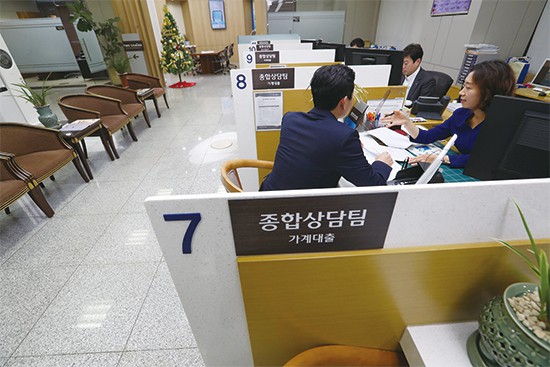 똑똑한 주택담보대출…금리 비슷한데 한도(DSR 60%)는 더 높은 ‘보험사 대출’ 똑똑한 주택담보대출…금리 비슷한데 한도(DSR 60%)는 더 높은 ‘보험사 대출’