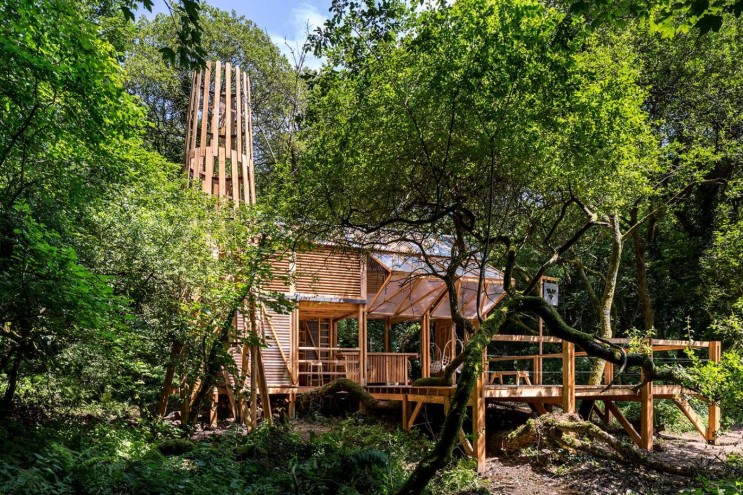 녹슨 골강판 접이식 들창 의 숲 속 체험 집 힐링하우스 풍경