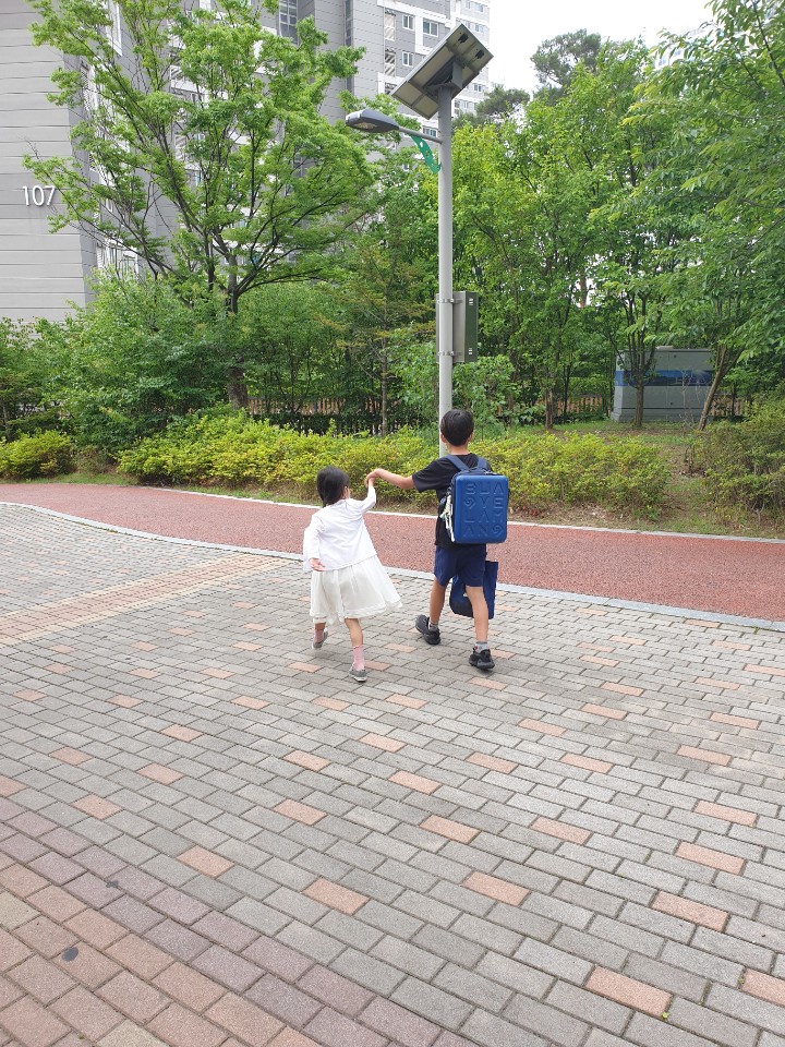  큰오빠의 등교길 배웅하기