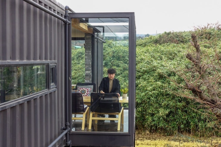  [C.HILL] 제주 한라산 그리고 푸르른 숲이 보이는 창 프레임 카페 개방감 오지고